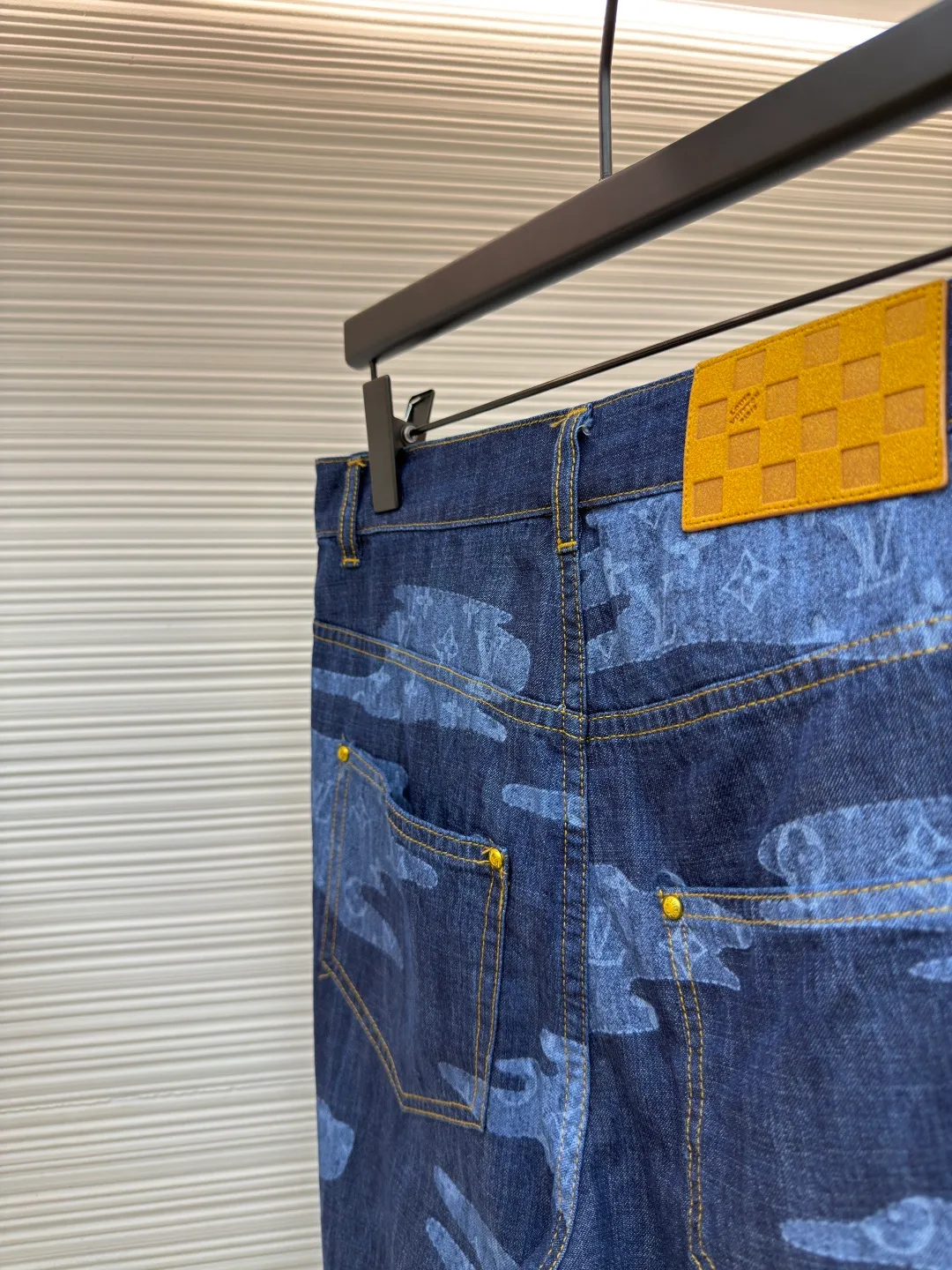 LOUIS VUITTON chambray shorts ●Authentic product: 12000 purchased and developed ●Item number: 1680264-A75 ●Fabric: Lyocell fiber denim fabric ●Technology: Made on positioning cutting machine ●Version: Fitted version ●Weight: about 260 grams ●Size: S-M-L-XL ●Description: Made of Lyocell fiber denim TR lining, positioning cutting machine, garment washing and fading, customized 1:1 pearl buttons, customized 1:1 rivets, customized 1:1 zippers, customized 1:1 leather labels, customized 1:1 trademarks. The overall wiring is straight and delicate, the fabric is comfortable and soft, and the color is consistent without color difference. It can be matched with the same style to create a fashionable look and control various occasions. Customized accessories, complete with three standards, same style for men and women!